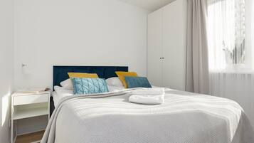 2 bedrooms, desk, iron/ironing board, WiFi