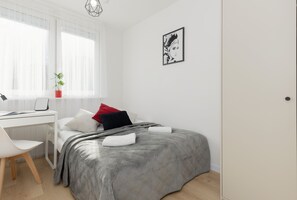 2 slaapkamers, een bureau, een strijkplank/strijkijzer, wifi