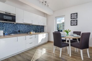 Kylskåp, mikrovågsugn, ugn och spishäll