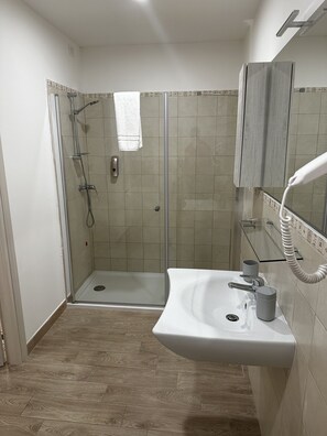 Standard Room | Bathroom - Domo Achenza Guesthouse (Terralba)