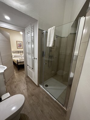 Standard Room | Bathroom | Shower, hair dryer, bidet, towels - Domo Achenza Guesthouse (Terralba)