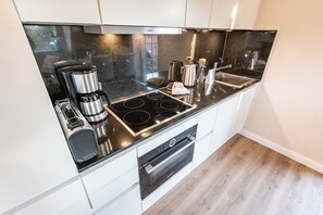 Kjøleskap, mikrobølgeovn, ovn og kokeplater