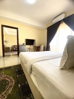 Presidential Suite | Desk, laptop workspace, free WiFi, bed sheets - Golden Alpine Hotel and Resort (Jimeta)