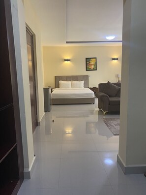 Bureau, espace de travail pour ordinateur portable, Wi-Fi gratuit