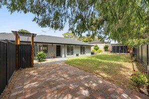 Exterior - Secret Getaway Capel Sound - Newly renovated, contemporary and stylish (Capel Sound)