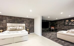 5 多间卧室、客房内保险箱、办公桌、熨斗/熨衣板