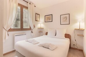 2 bedrooms, iron/ironing board, travel crib, free WiFi
