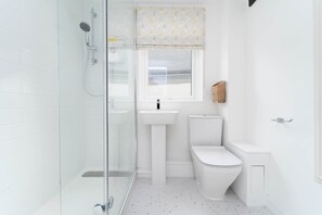 Shower, hair dryer, towels - 8 Beach Court, Downalong - Sleeps 2 (St Ives)