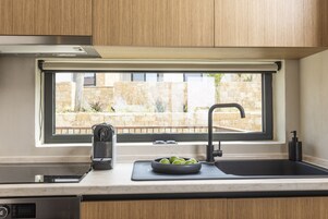 Suíte luxo, 2 quartos | Cozinha privada | Geladeira grande, fogão, cooktop, máquina de café expresso