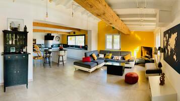 TV connectée, lecteur de DVD, table de tennis de table