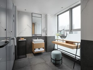 Deluxe Double Room | Bathroom | Towels - Q-Box Hotel Shangqiu Expo Center (Shangqiu)
