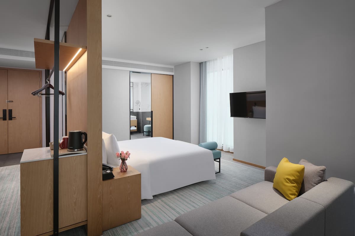 Deluxe Double Room | Desk