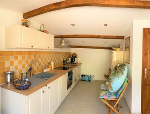 Fridge, microwave, oven, stovetop - Charming house with garden and swimming pool, close to the center. (Lorgues)