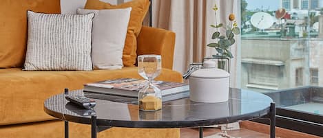 Grand suite | Woonruimte | Een 43-inch smart-tv met satellietzenders, een televisie en een kantoor