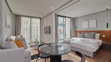 Standaard suite | Woonruimte | Een 43-inch smart-tv met satellietzenders, televisie en een kantoor