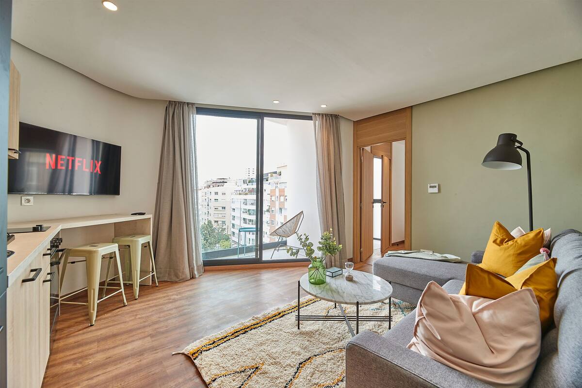 Apartamento conforto | Área de estar | Smart TV 43 polegadas com canais via satélite, TV, escritórios