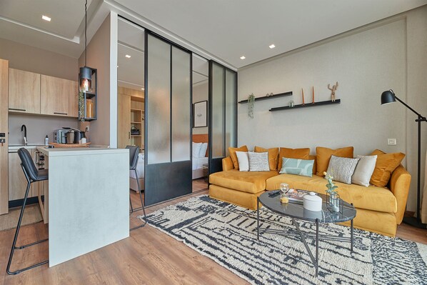 Grand Suite | Living area | 43-inch Smart TV with satellite channels, TV, offices - Stayhere Casablanca - Palmier - Executive Residence (Casablanca)