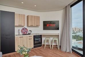 Apartamento conforto | Área de estar | Smart TV 43 polegadas com canais via satélite, TV, escritórios