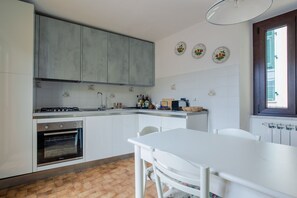 Oven, stovetop, dishwasher - GuestHost - Cozy apartment of 102 sqm on three floors, can accommodate up to 5 people.The property is located in the hamlet of Riomaggiore, Volastra, in the heart of the Cinque Terre, one of the most beautiful natural Mediterranean areas of Liguria.Highl (Volastra/Riomaggiore)