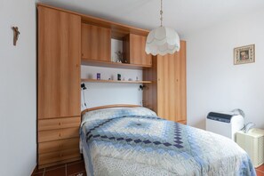 2 bedrooms, iron/ironing board, Internet, bed sheets