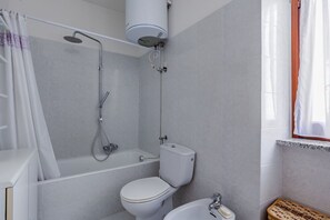 Combined shower/bathtub, hair dryer, bidet, towels