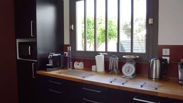 Réfrigérateur, micro-ondes, four, plaque de cuisson