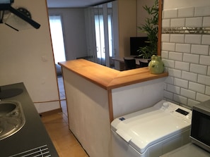 Réfrigérateur, micro-ondes, four, plaque de cuisson