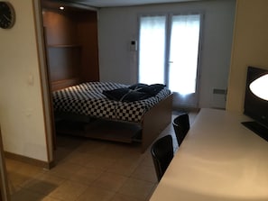 1 chambre, bureau, fer et planche à repasser, Wi-Fi gratuit