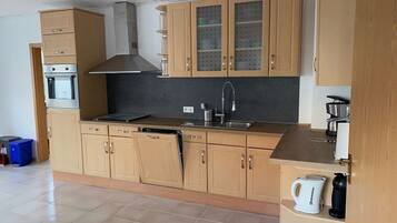 KĂŒhlschrank, Mikrowelle, Ofen, Herdplatte