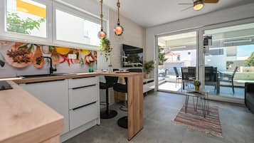 Apartemen Comfort, 1 kamar tidur, teras, area taman | Dapur pribadi | Lemari es, oven, kompor, dan pemanggang roti