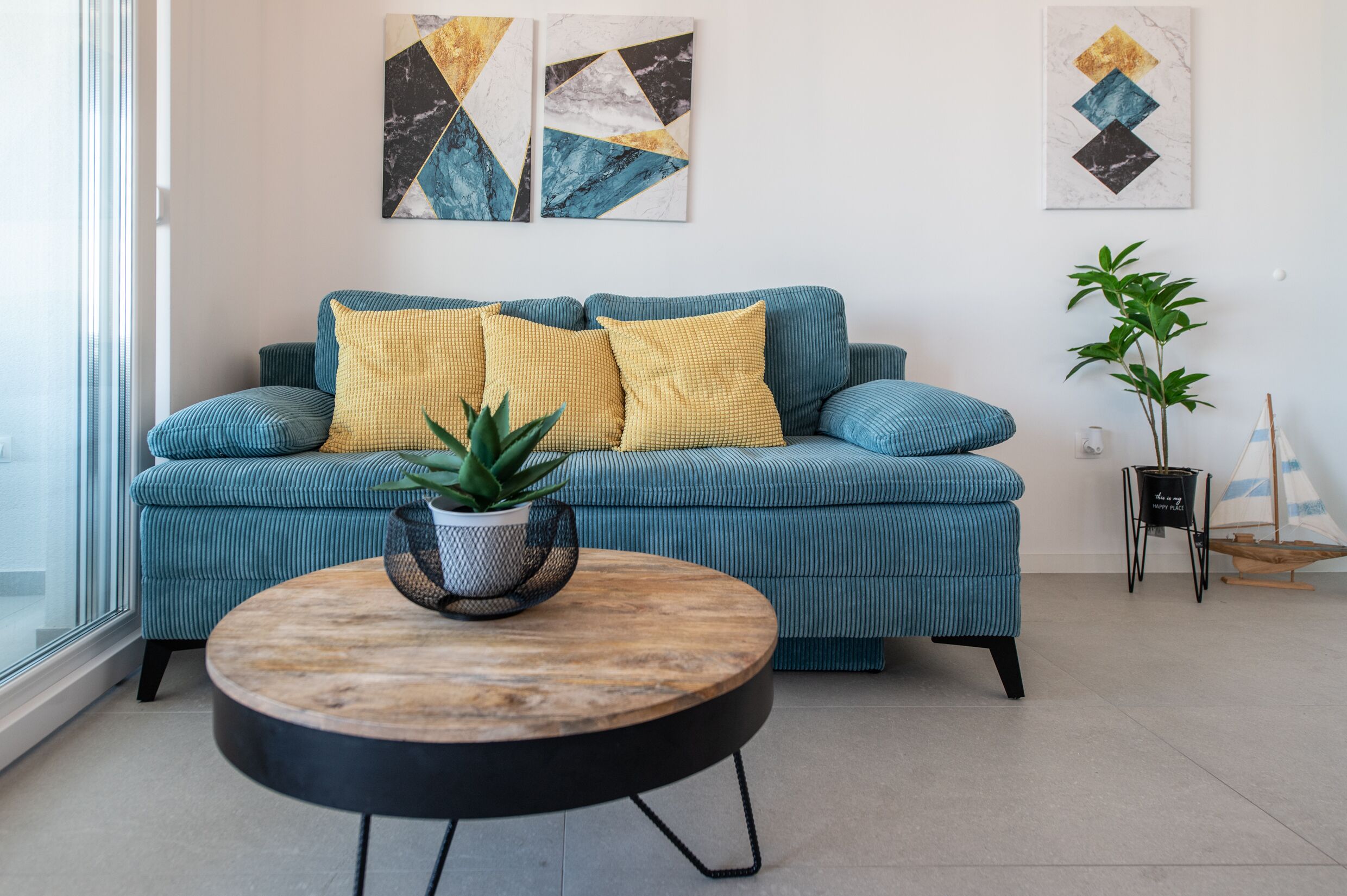 Appartement Confort, 2 chambres, terrasse | Coin séjour | Télévision à écran plat de 32 pouces avec chaînes par satellite