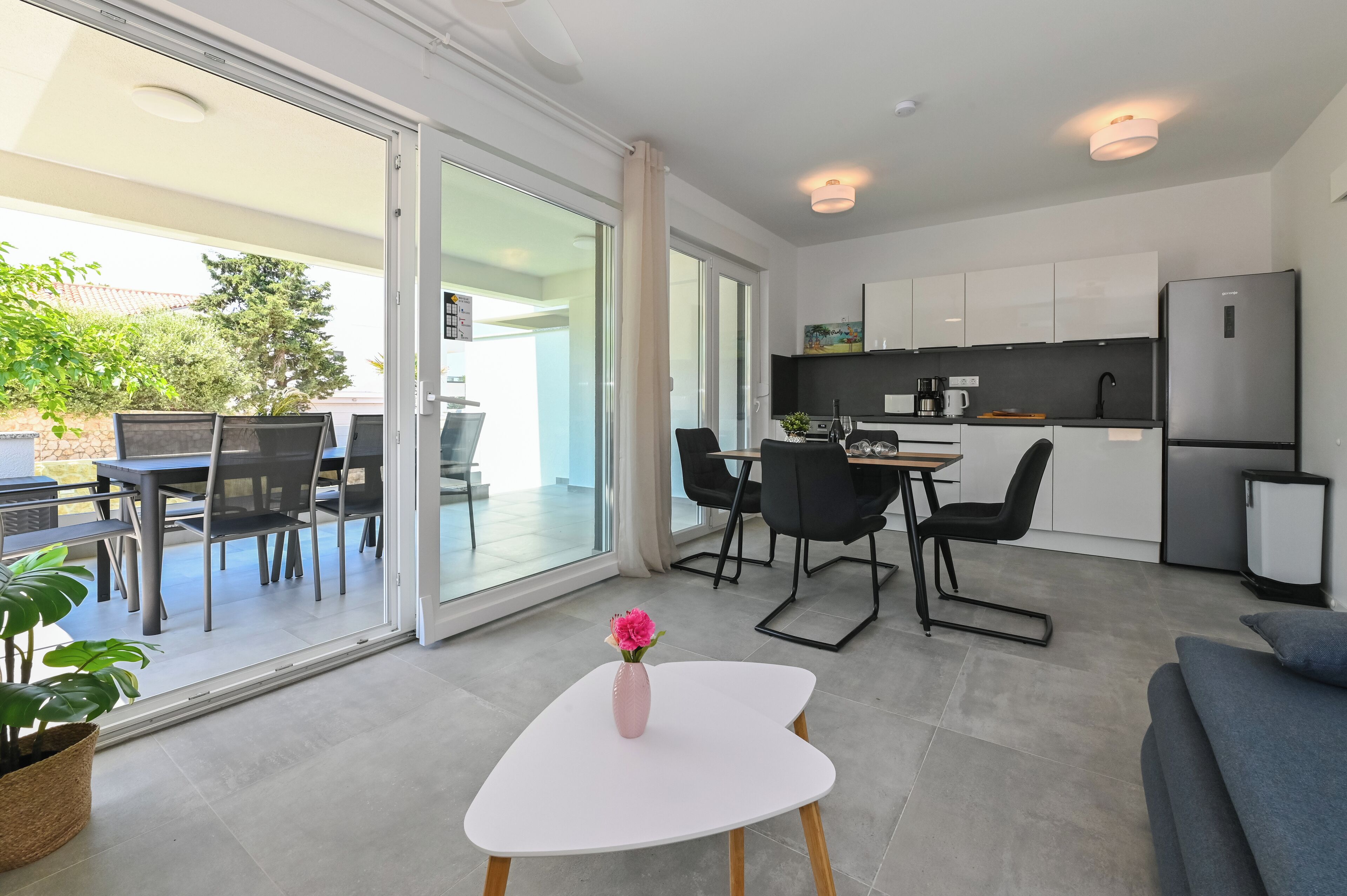 Apartemen Comfort, 1 kamar tidur, teras, area taman | Area keluarga | Televisi layar datar 32-inci dengan saluran TV satelit dan TV