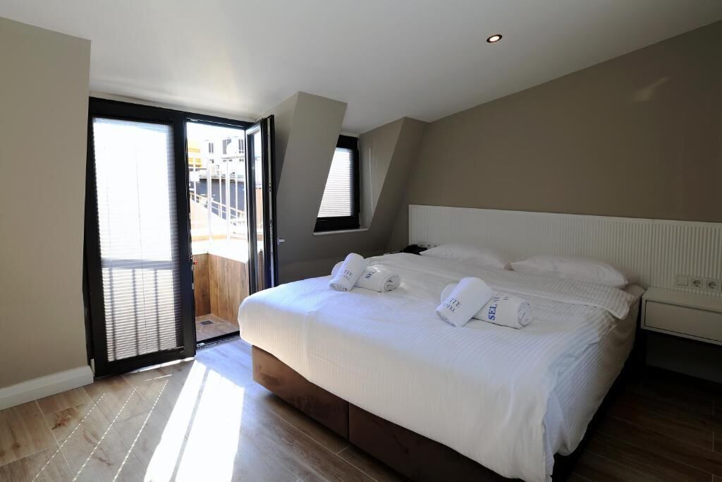 Luxe beddengoed, een minibar, een kluis op de kamer, een bureau