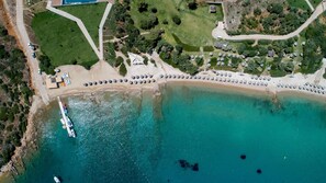 Private beach, beach bar - Barbaros Reserve Bodrum Residences Managed by Kempinski (Bodrum)