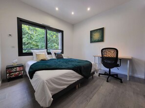 5 chambres, bureau, fer et planche à repasser, lit de bébé portatif