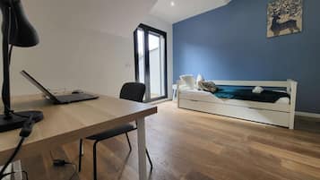 5 bedrooms, desk, iron/ironing board, travel cot