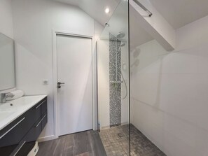 Ensemble baignoire-douche, séchoir à cheveux, serviettes fournies