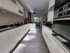 Réfrigérateur, four à micro-ondes, un four, surface de cuisson