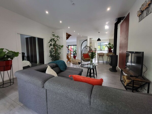 Téléviseur, table de ping-pong, bureau