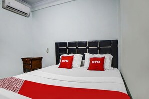 Deluxe Double Room | Laptop workspace, free WiFi, bed sheets - Hotel O Roemah Gebang (Medan)