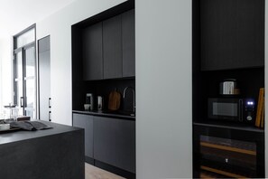 Refrigerador, horno, placa de cocina, lavavajillas