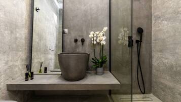 Superior Double Room | Bathroom | Free toiletries, hair dryer, slippers, towels