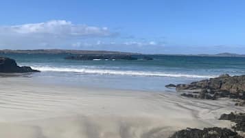 Nära stranden och vit sandstrand