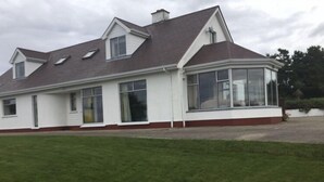 A two-story house with a large bay window and a covered porch. - Dál Riada B&B (Carrick)
