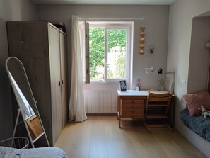 6 bedrooms, desk, free WiFi, bed sheets