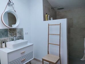 Dusche, Haartrockner, Handtücher, Seife