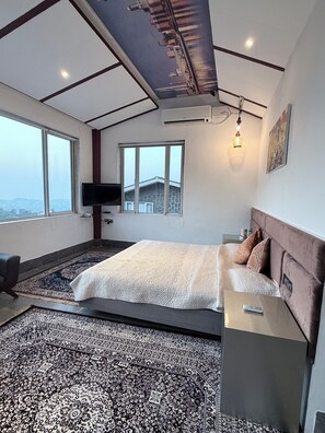 Ultra Luxury Suite with Mountain and Valley View | 1 bedroom, individually furnished, soundproofing, free WiFi - 360 South, Khandala (Mawal)