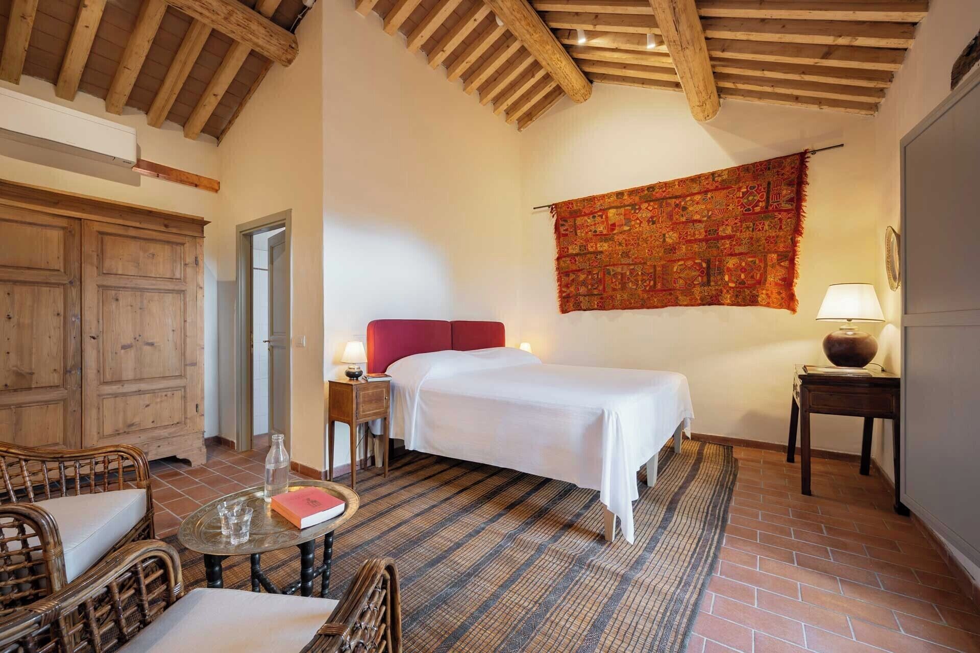 Suite, en edificio anexo | Escritorio, sistema de insonorización, wifi gratis y ropa de cama