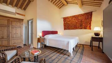 Suite, en edificio anexo | Escritorio, sistema de insonorización, wifi gratis y ropa de cama