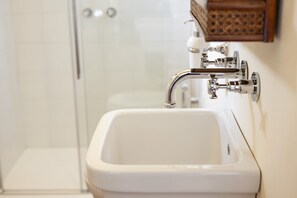 Suite | Bathroom | Shower, towels - Locanda Fontelupa (Campagnatico)